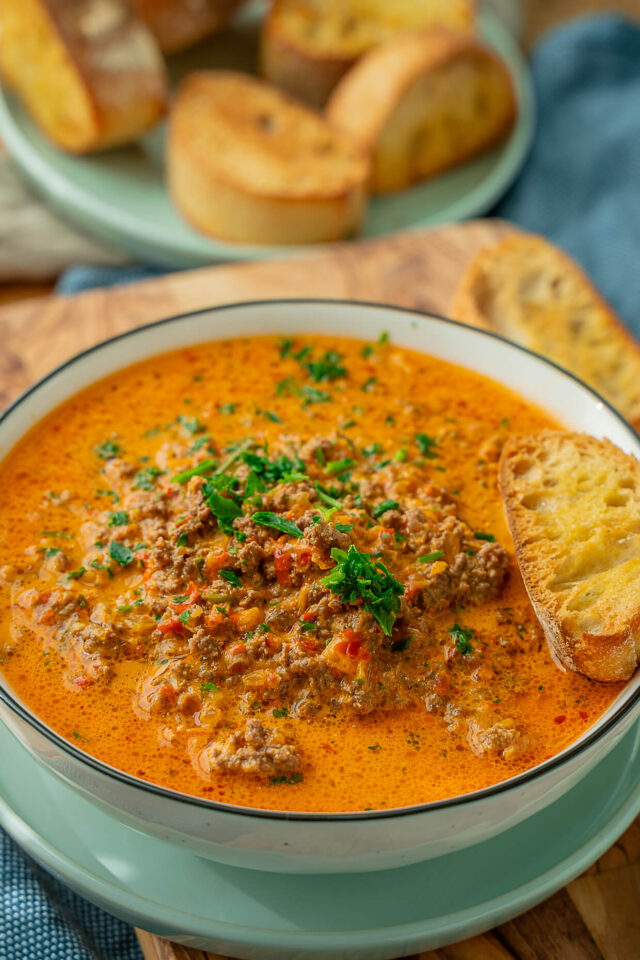 Ajvar Suppe mit Hackfleisch - 20 Minuten Rezept &amp; ultra lecker