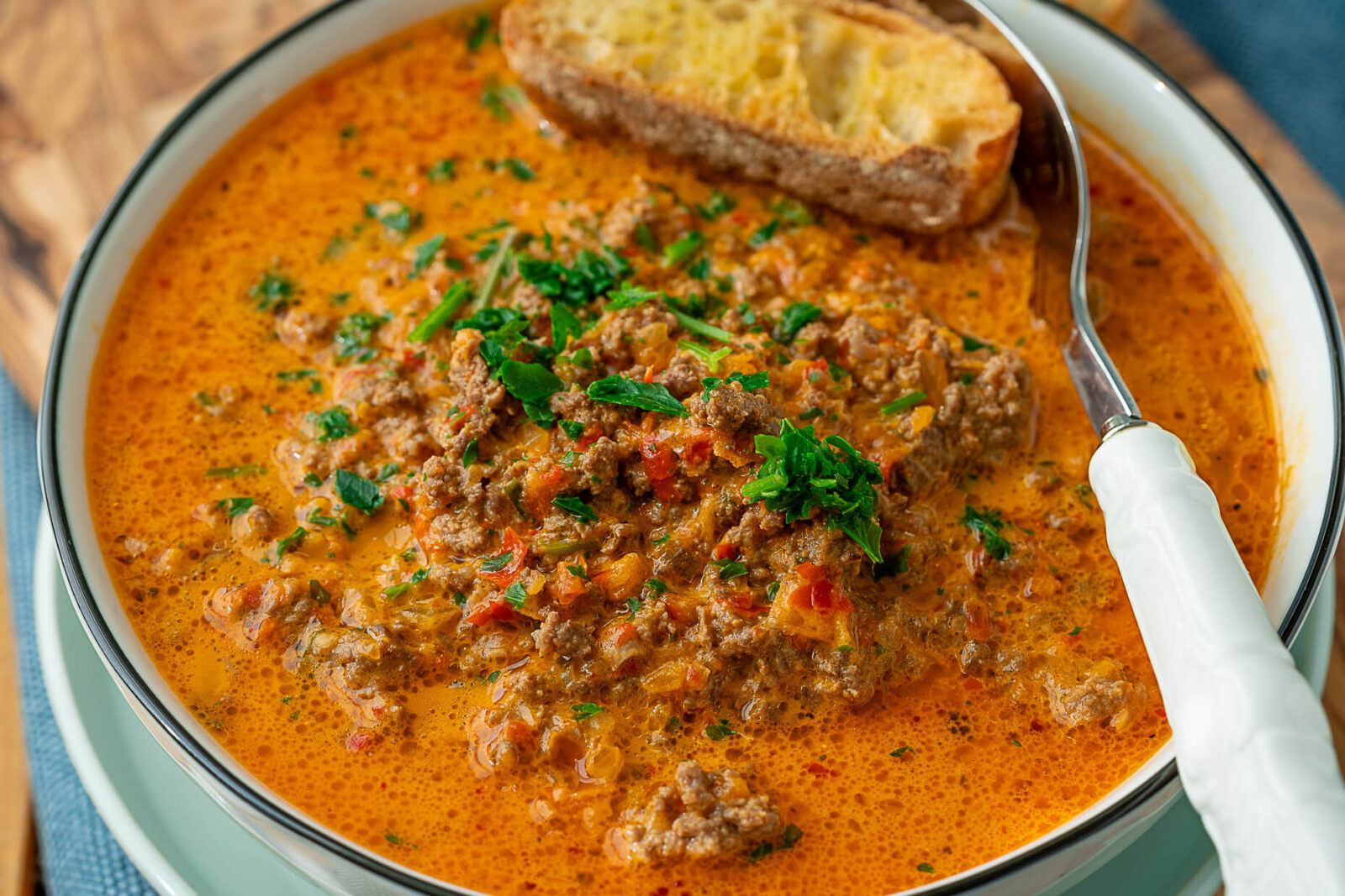 Ajvar Suppe mit Hackfleisch - 20 Minuten Rezept &amp; ultra lecker