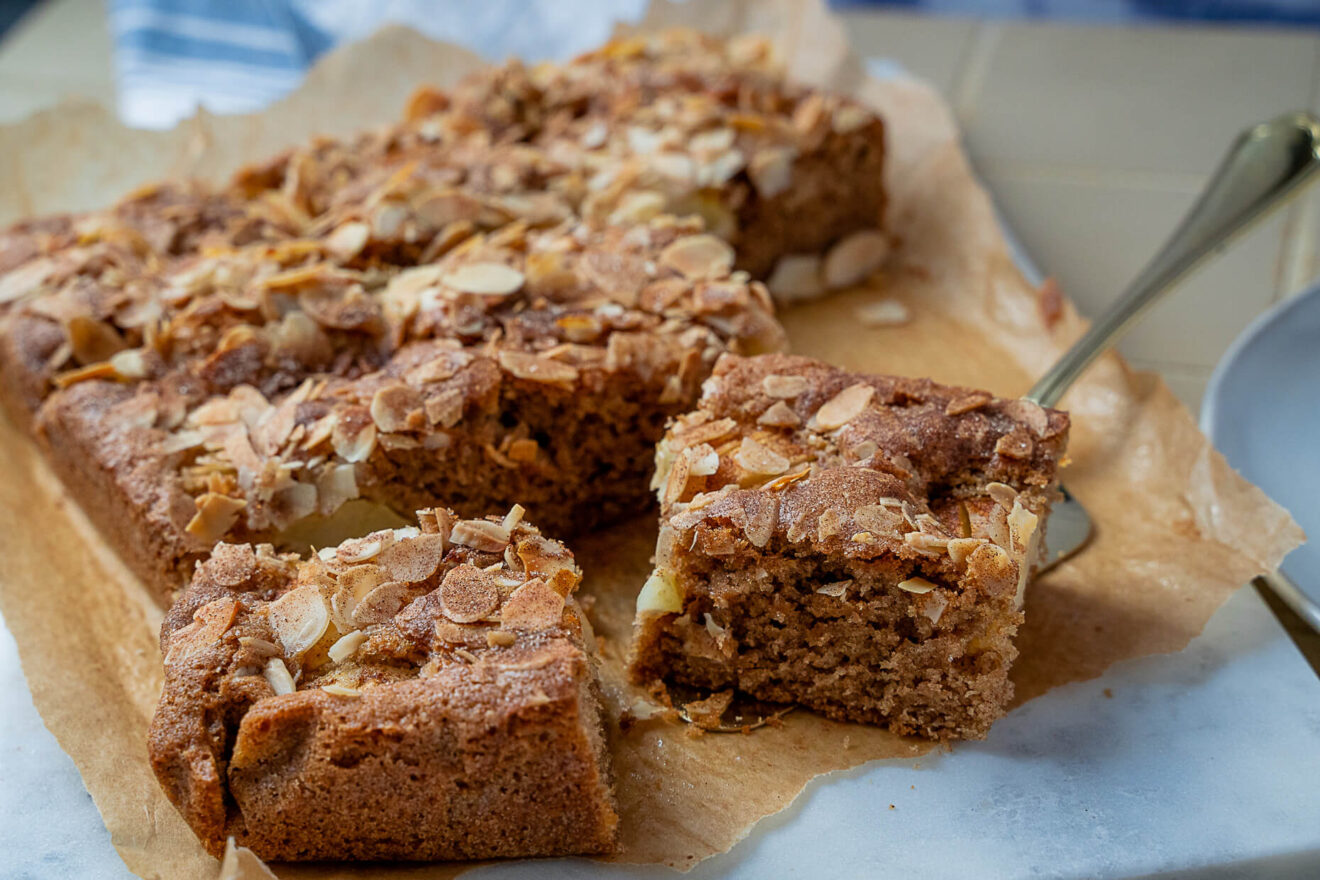 Versunkener Apfelkuchen - super saftig mit Zimt &amp; Mandeln - Einfach Malene