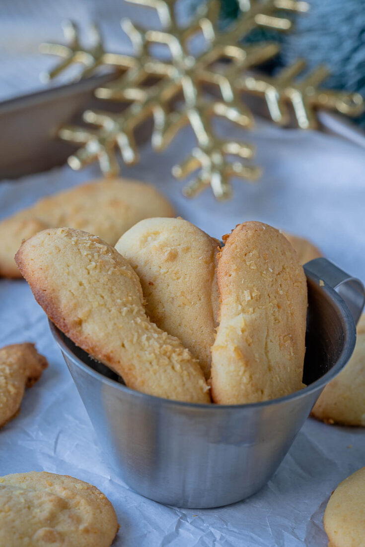 Kokoszungen - zartes Butter-Marzipan Spritzgebäck - Einfach Malene