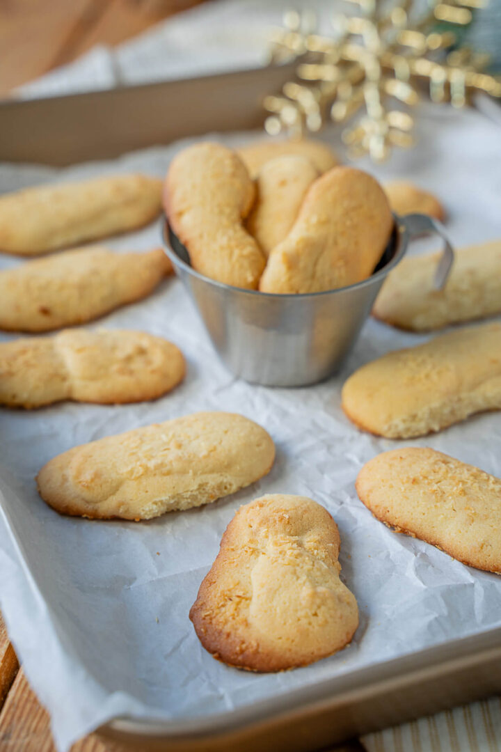 Kokoszungen - zartes Butter-Marzipan Spritzgebäck - Einfach Malene