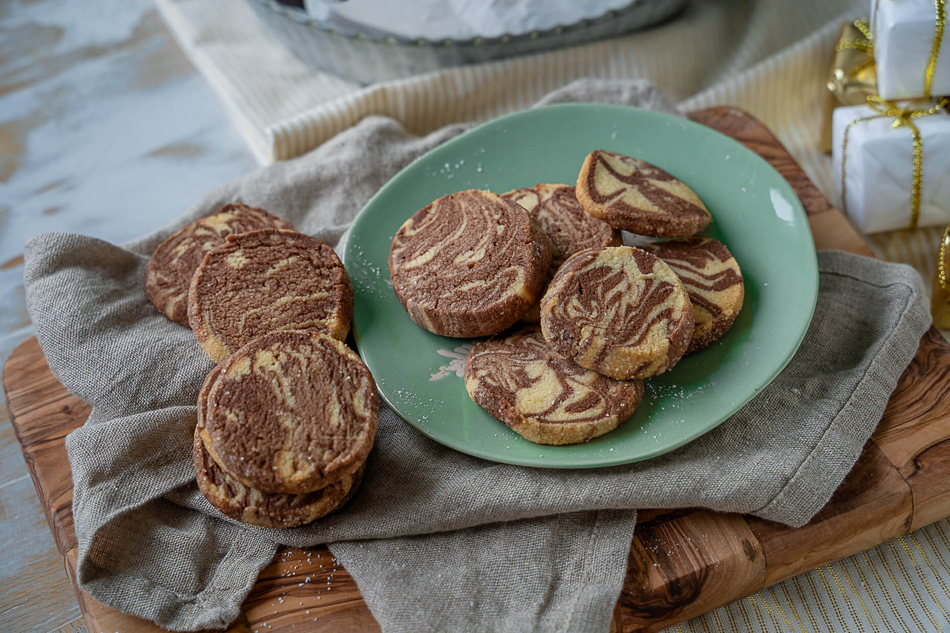 Köstliche marmorierte Weihnachtskekse mit Kakao- und Vanilleteig. Werden ohne Ei gebacken und schmecken herrlich mürbe.