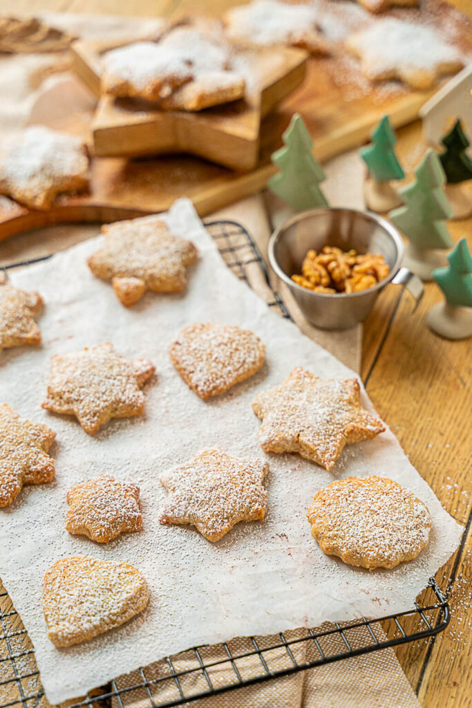 Leckere Makronen mit Walnuss und Marzipan