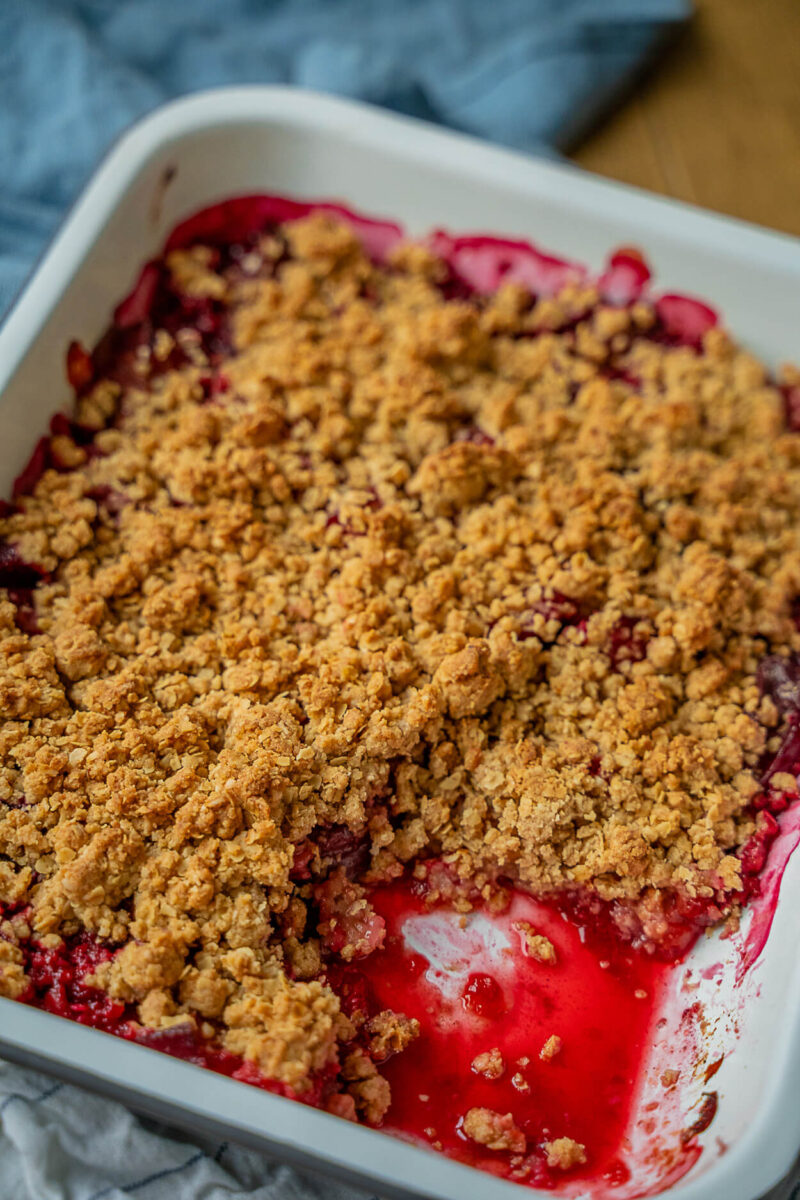 Köstlicher Zimt Pflaumen Crumble mit Vanillepudding - Einfach Malene