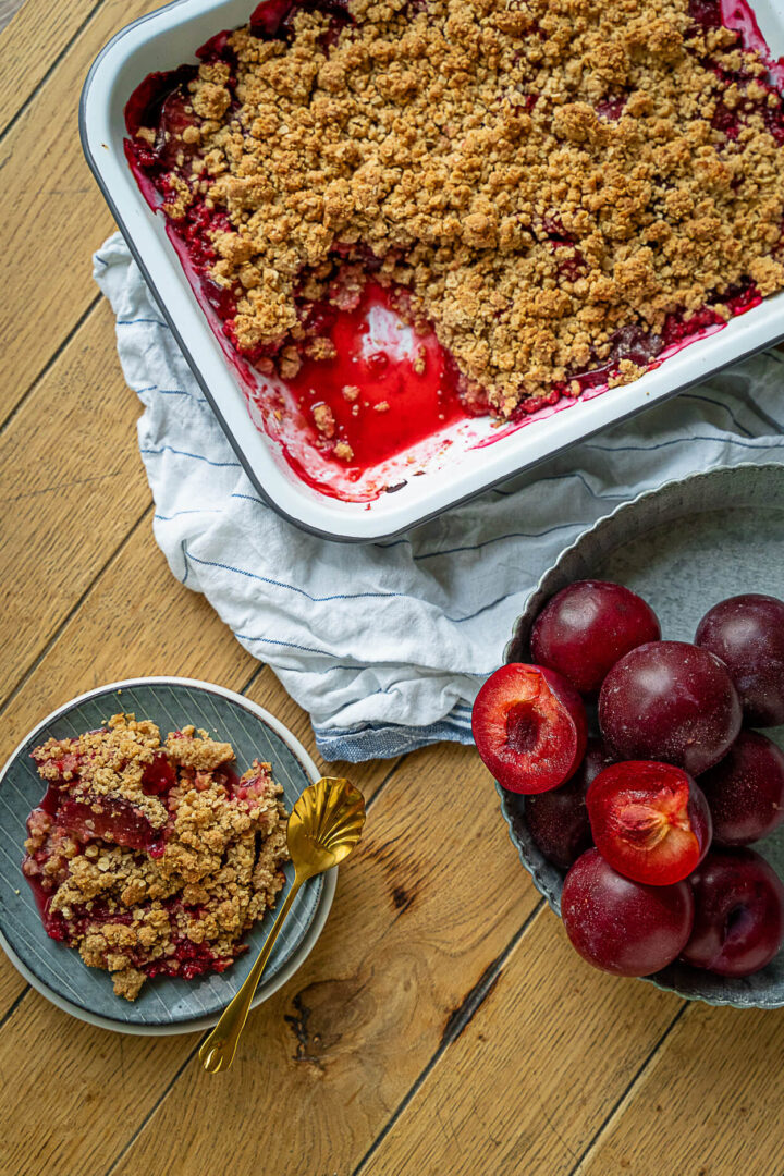 Köstlicher Zimt Pflaumen Crumble mit Vanillepudding - Einfach Malene