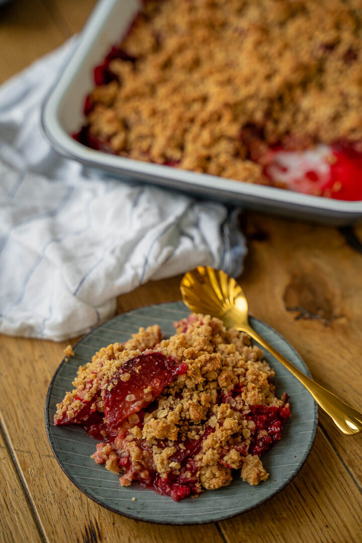 Köstlicher Zimt Pflaumen Crumble mit Vanillepudding - Einfach Malene