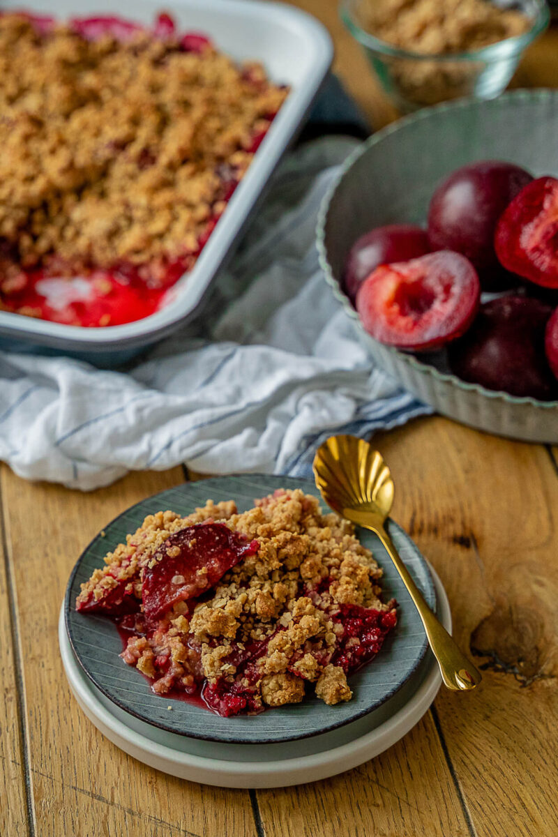 Köstlicher Zimt Pflaumen Crumble mit Vanillepudding - Einfach Malene