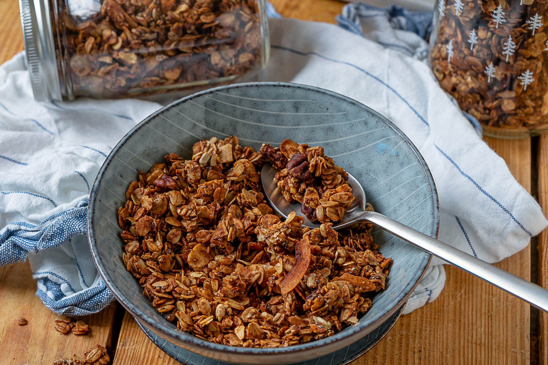 Granola mit Nüssen und Apfelmark