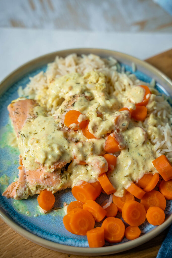 Lachs in Senfsauce mit Möhren und Reis 