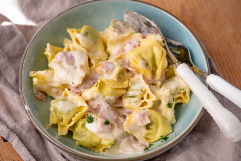 Sahnesoße mit Schinkenwürfeln f+r Tortellini 