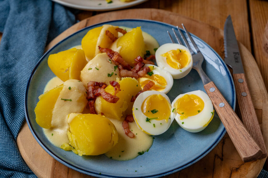 Senfeier mit Pellkartoffeln und Speck