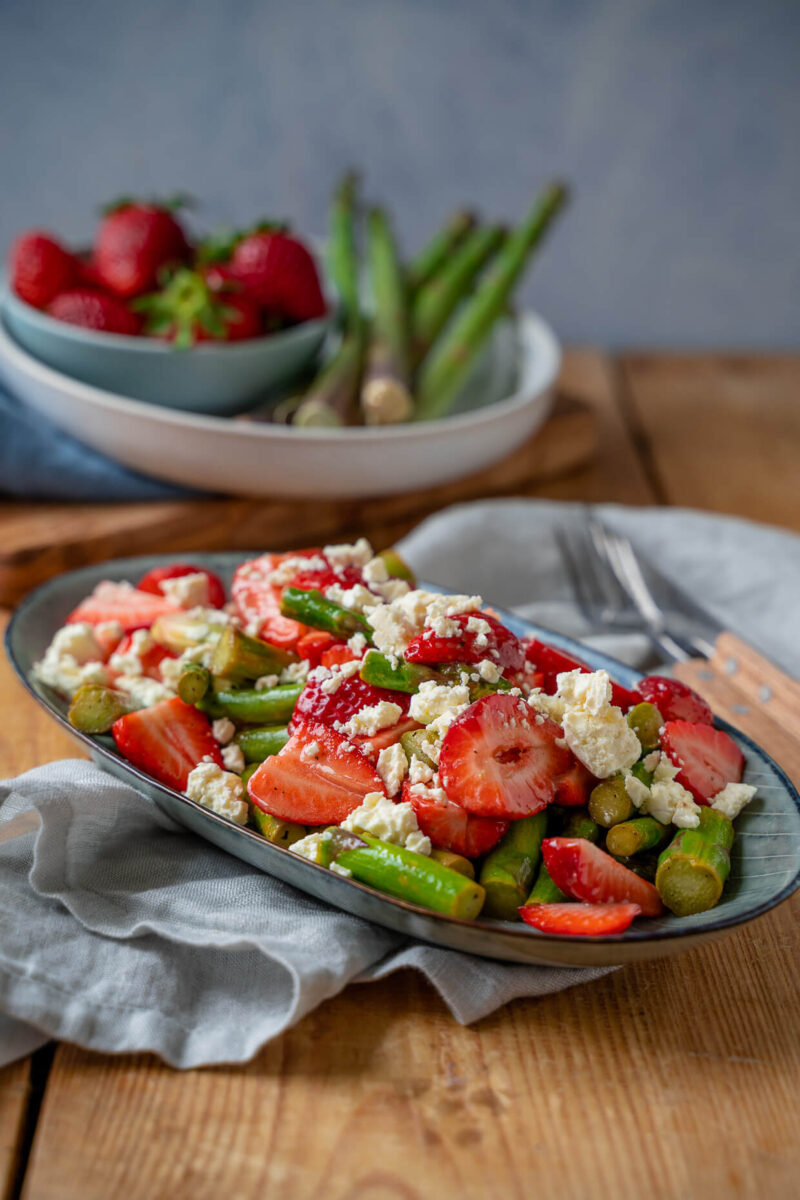 Grüner Spargelsalat mit Erdbeeren und Feta - Einfach Malene