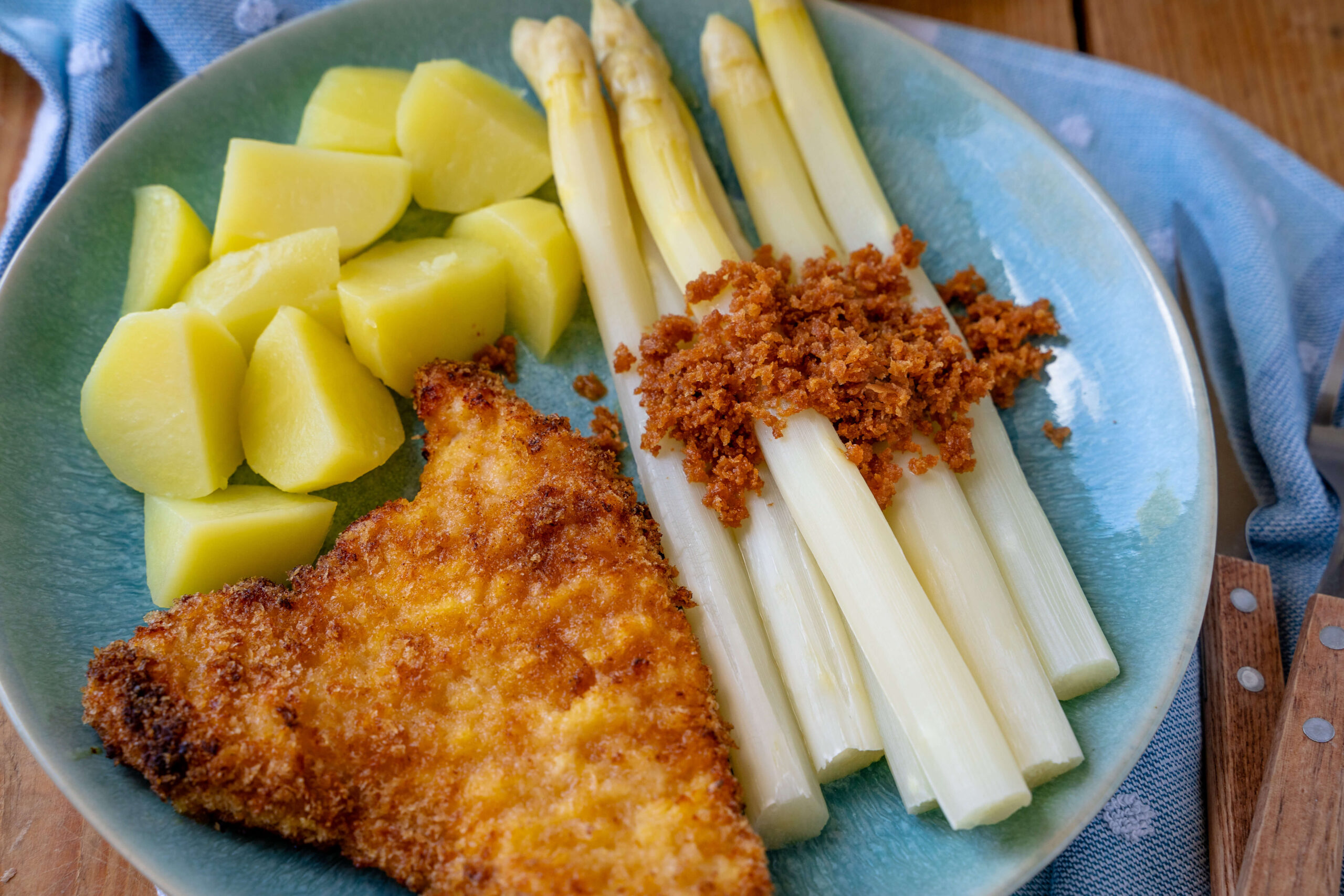 Ofenschnitzel und Spargel mit Semmelbröseln