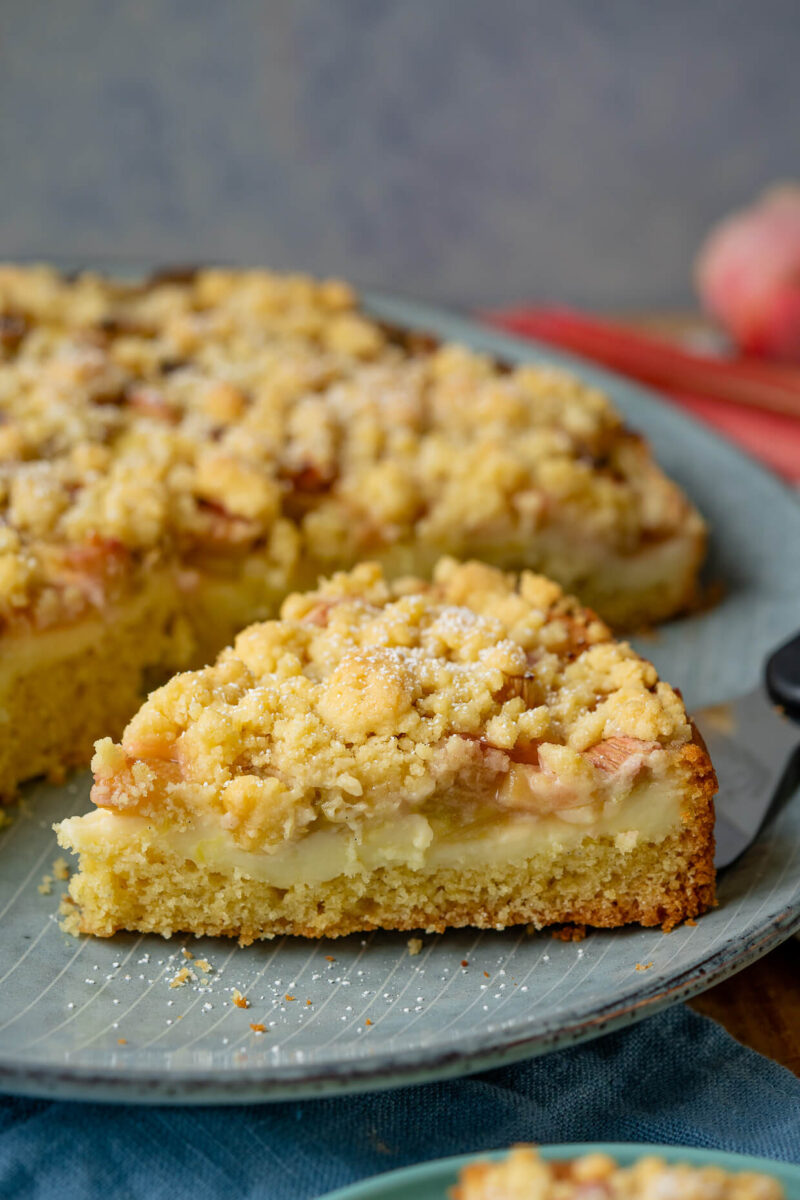 Rhabarber Puddingkuchen mit Streuseln - Einfach Malene