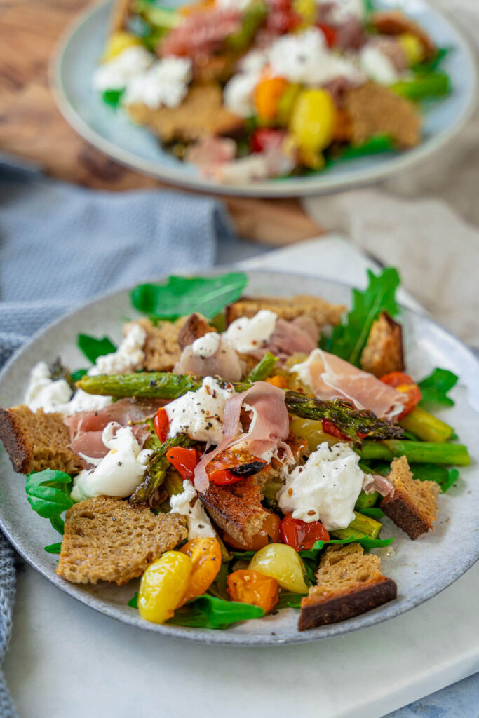 Spargelsalat mit Brotcroutons