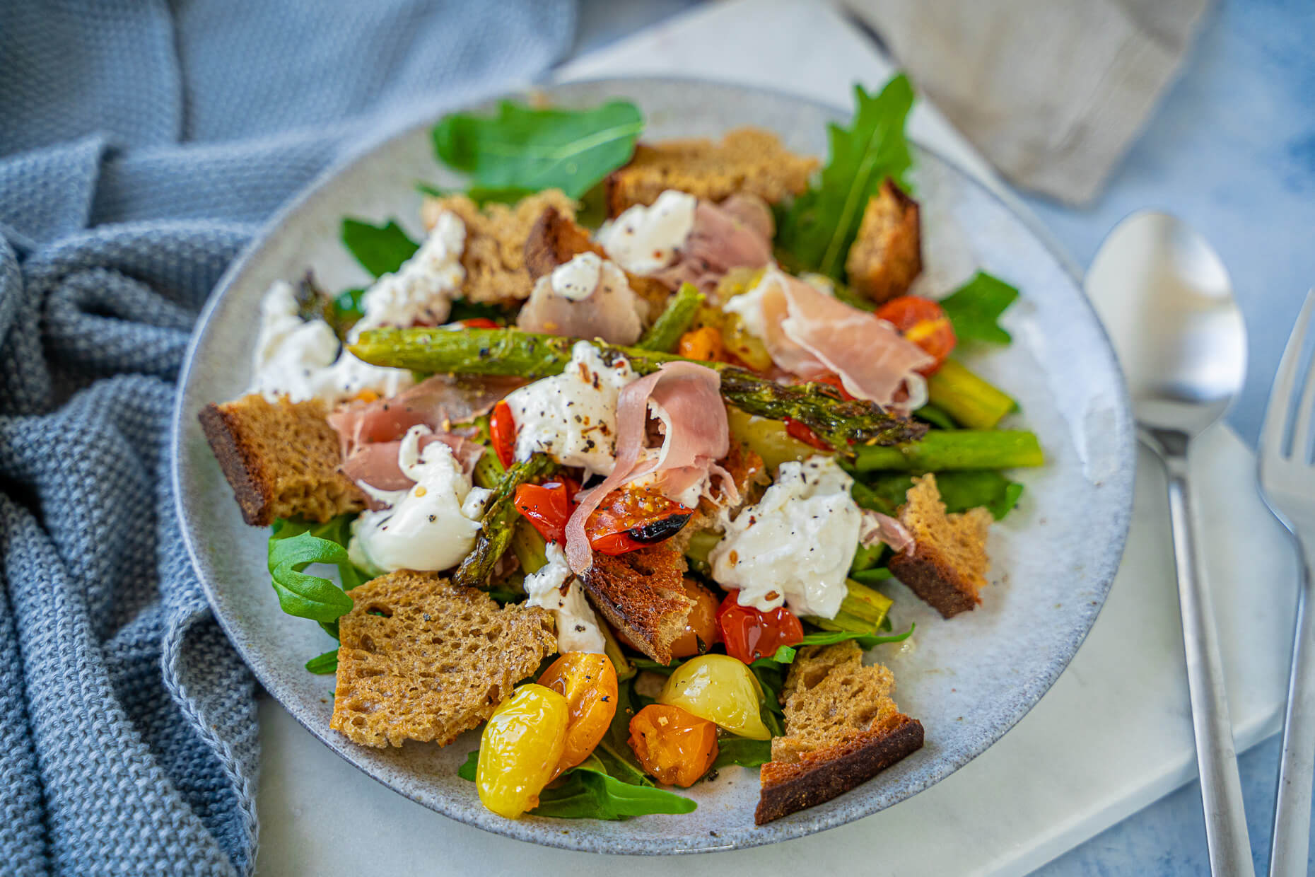 Einfaches Rezept und extrem lecker - grüner Spargel mit Burrata und Schinken passen hervorragend zusammen. Genus pur mit Olivenöl als Dressing