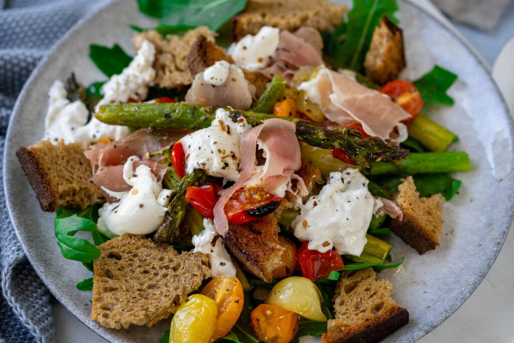 Brotsalat mit Schinken zubereiten