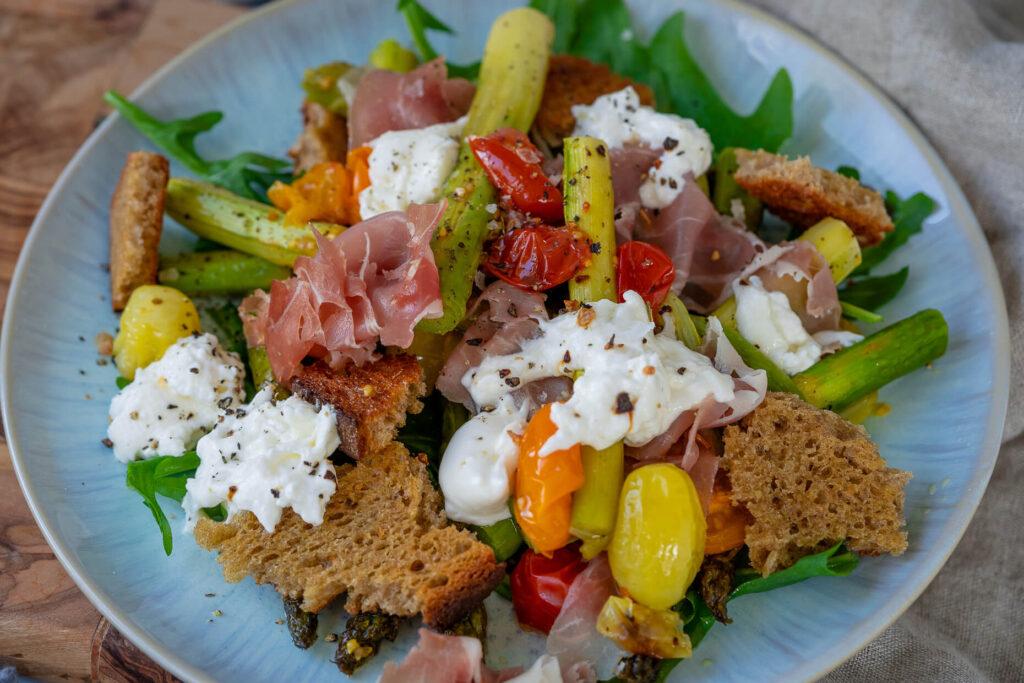 Brotsalat mit Spargel