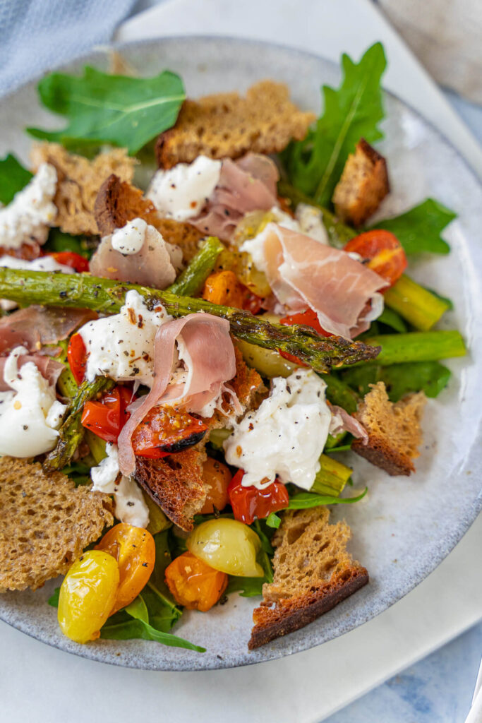 Brotsalat mit Spargel und Burrata