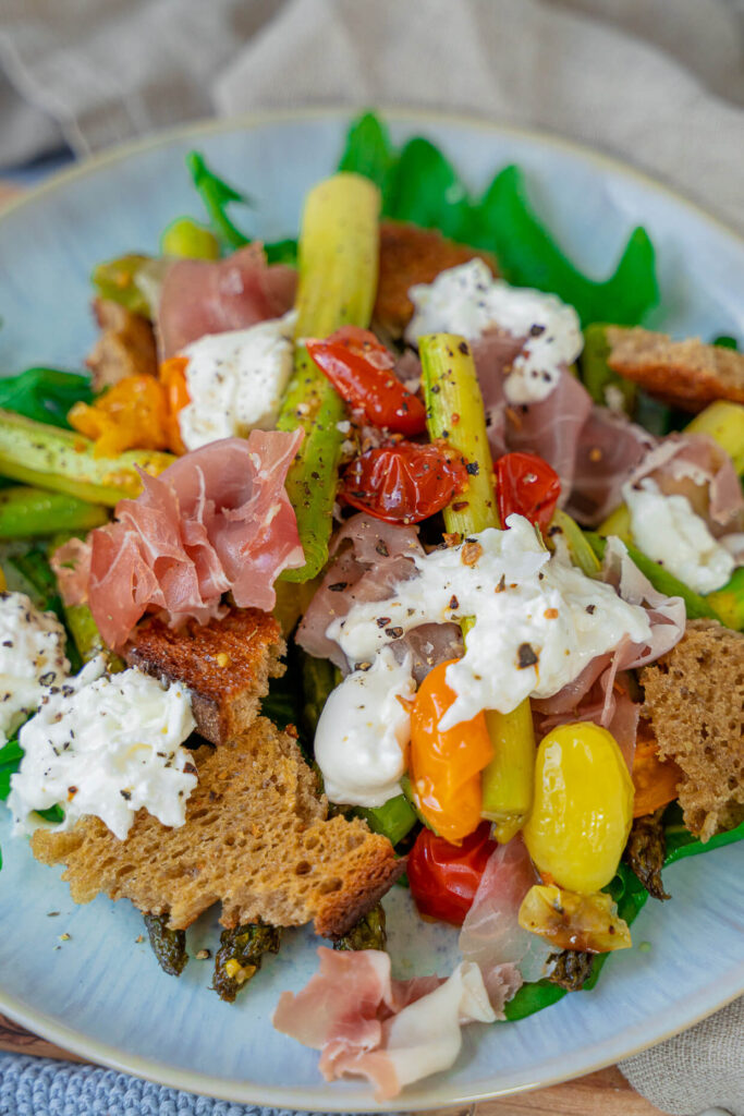 Brotsalat mit Schinken und Burrata zubereiten