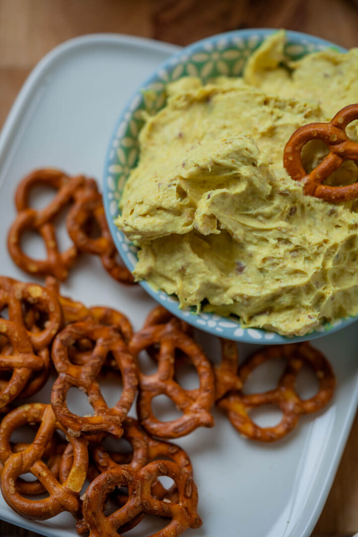 Geheimtipp Curry Dattel Dip - schneller Dip zum Snacken - Einfach Malene