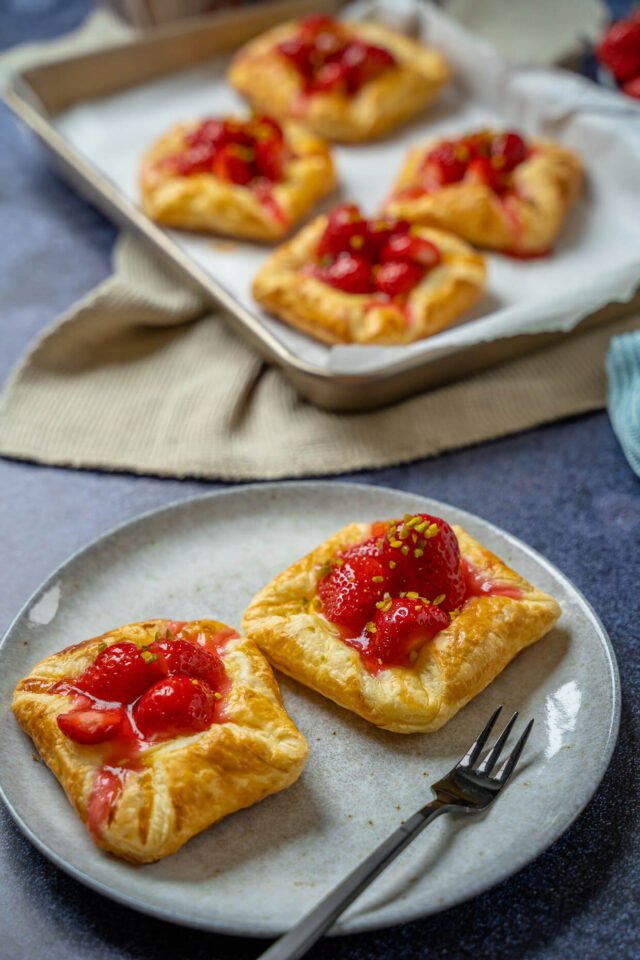 Erdbeer Pudding Blätterteig Teilchen - ruck zuck Kuchengenuss - Einfach ...