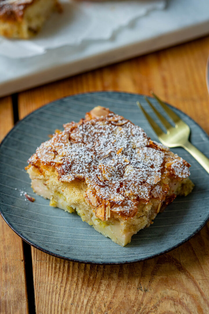 Saftiger Rhabarberkuchen - einfacher Rührkuchen mit Rhabarber - Einfach ...