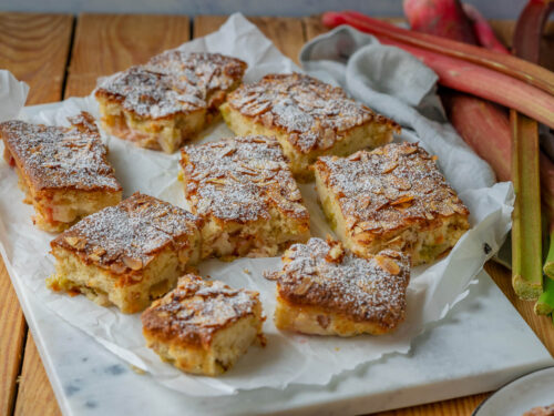 Saftiger Rhabarberkuchen - einfacher Rührkuchen mit Rhabarber - Einfach ...