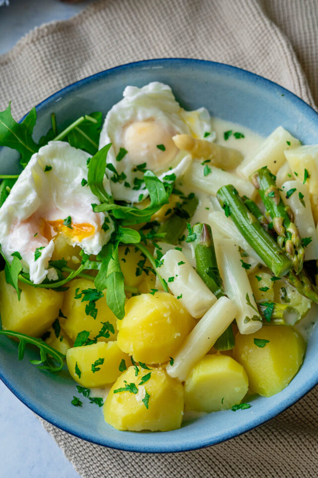 Spargelrezepte: Spargelragout mit pochierten Eiern - Einfach Malene