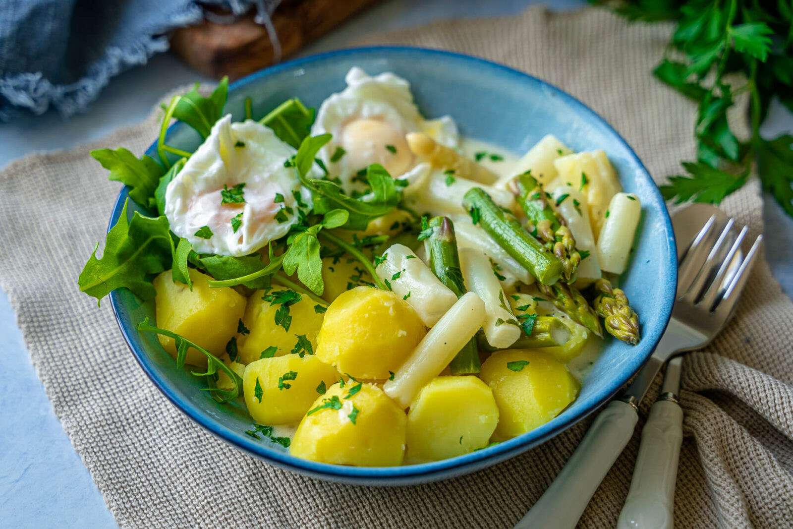 Spargelrezepte: Spargelragout mit pochierten Eiern - Einfach Malene