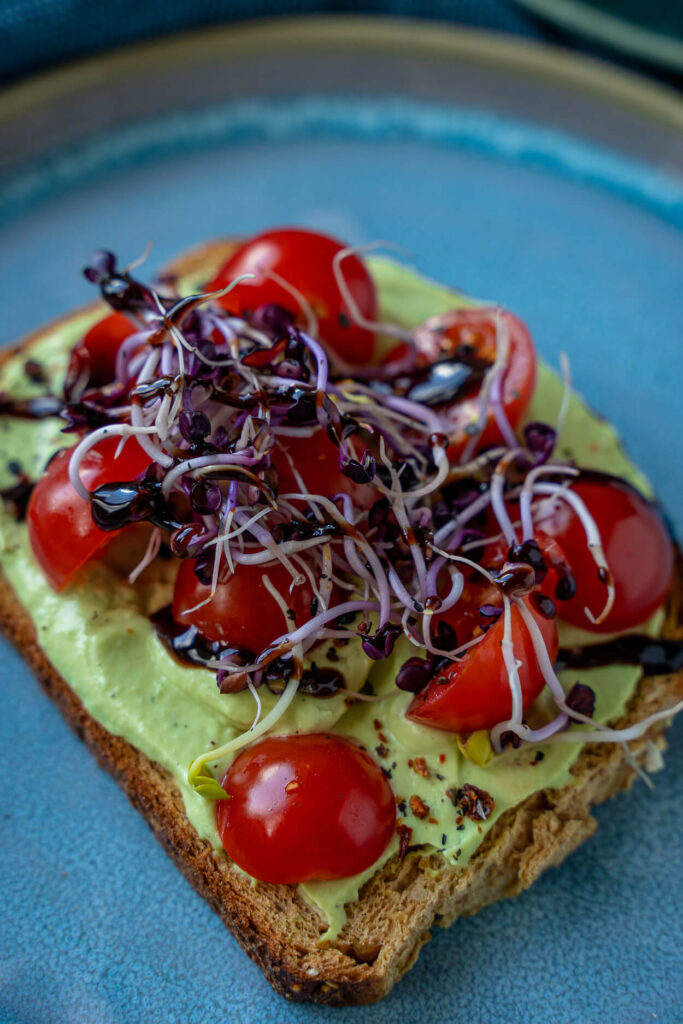 Avocado Creme auf Toast mit Tomaten