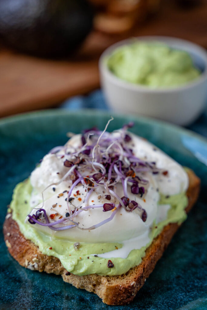 Avocado Toast mit Burrata und Sprossen 