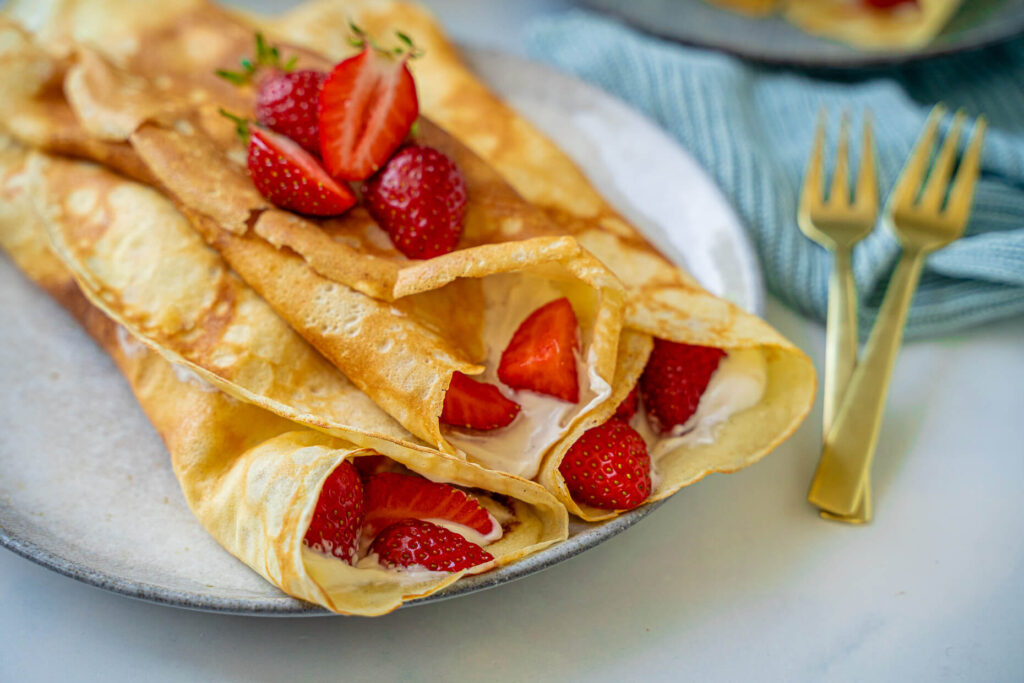 Crepes mit Erdbeeren und Quarkcreme