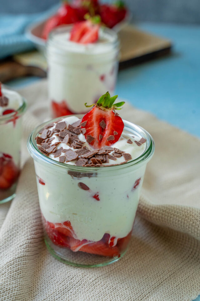 Quarkspeise mit Erdbeeren - Erdbeerquark Rezept - lecker schnell