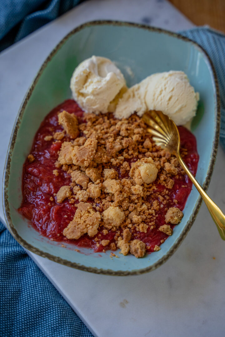 Geniales Dessert Rezept im Sommer - Rhabarber-Crumble backen