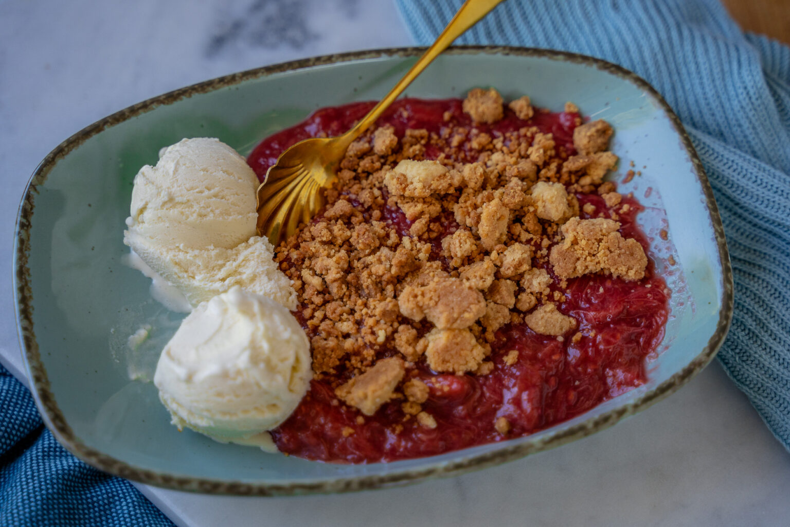 Geniales Dessert Rezept im Sommer - Rhabarber-Crumble backen