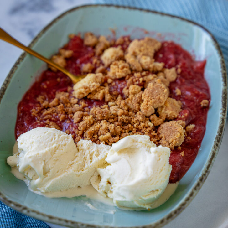 Geniales Dessert Rezept im Sommer - Rhabarber-Crumble backen