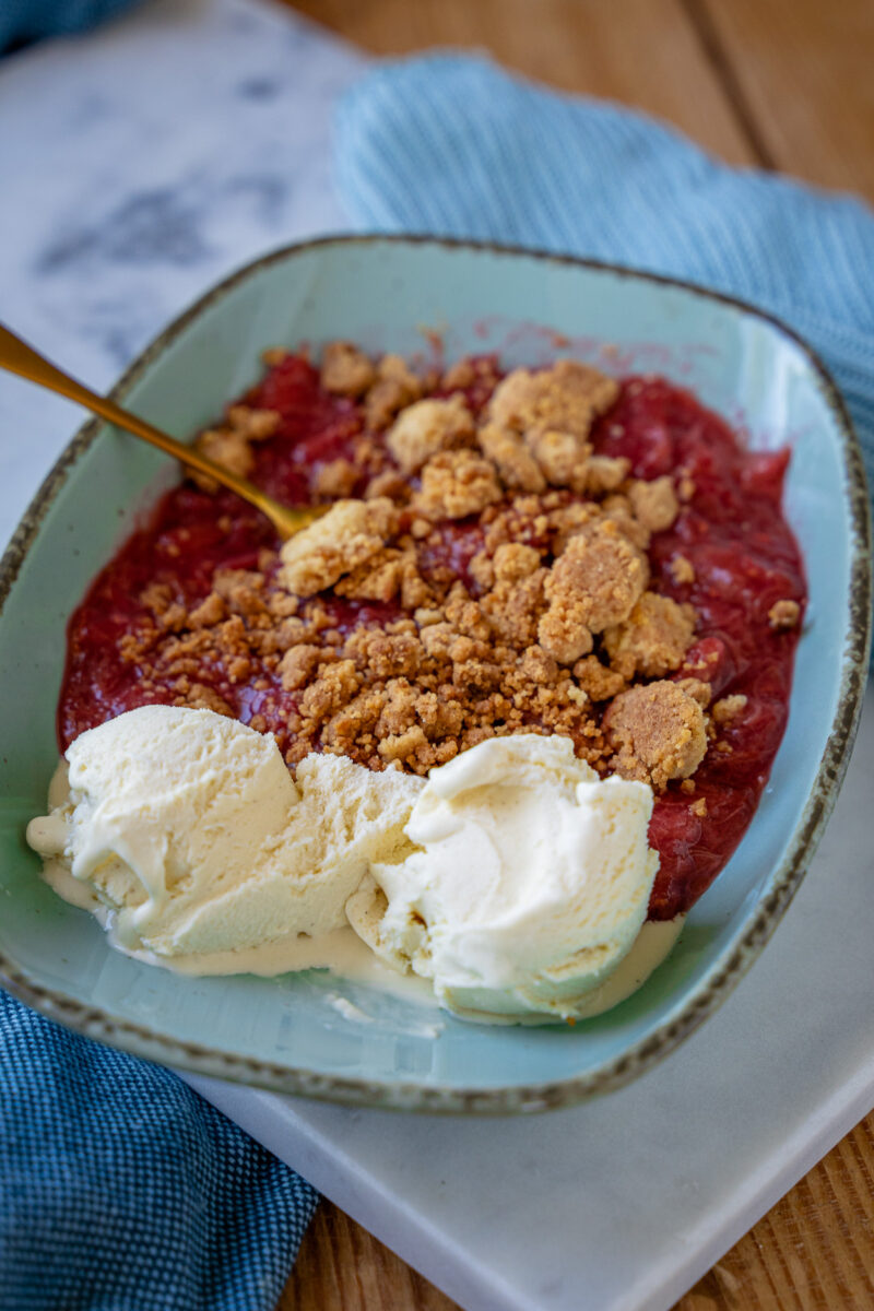 Geniales Dessert Rezept im Sommer - Rhabarber-Crumble backen