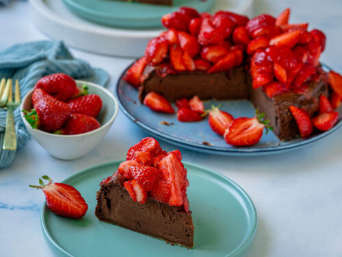 Cremiger Schoko-Käsekuchen mit Erdbeeren - Käsekuchen Rezept