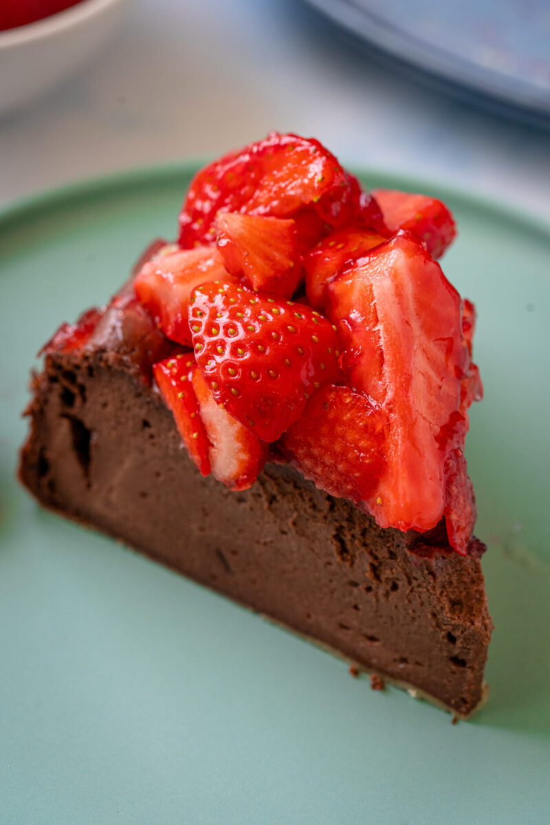 Cremiger Schoko-Käsekuchen mit Erdbeeren - Käsekuchen Rezept