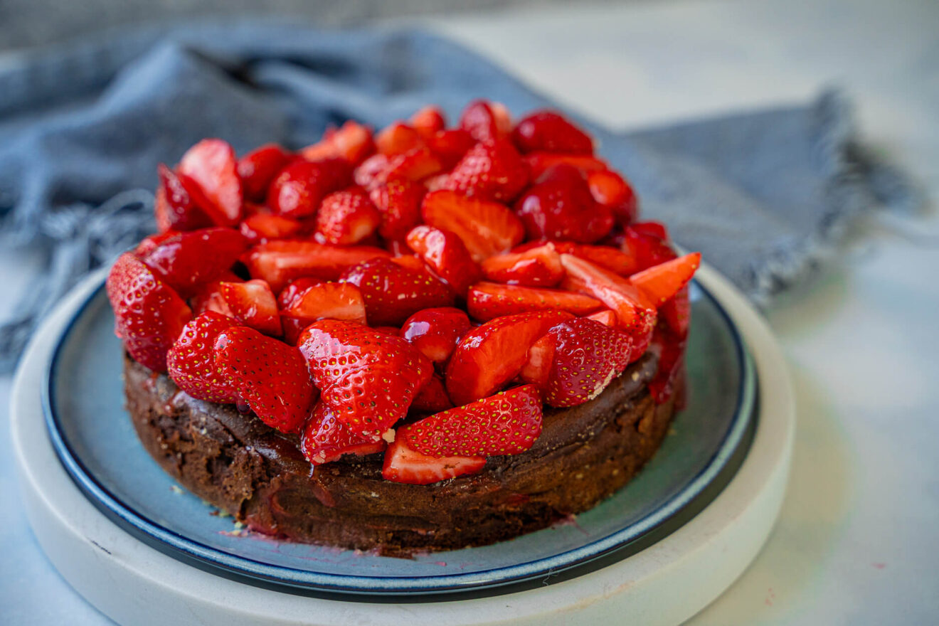 Cremiger Schoko-Käsekuchen mit Erdbeeren - Käsekuchen Rezept