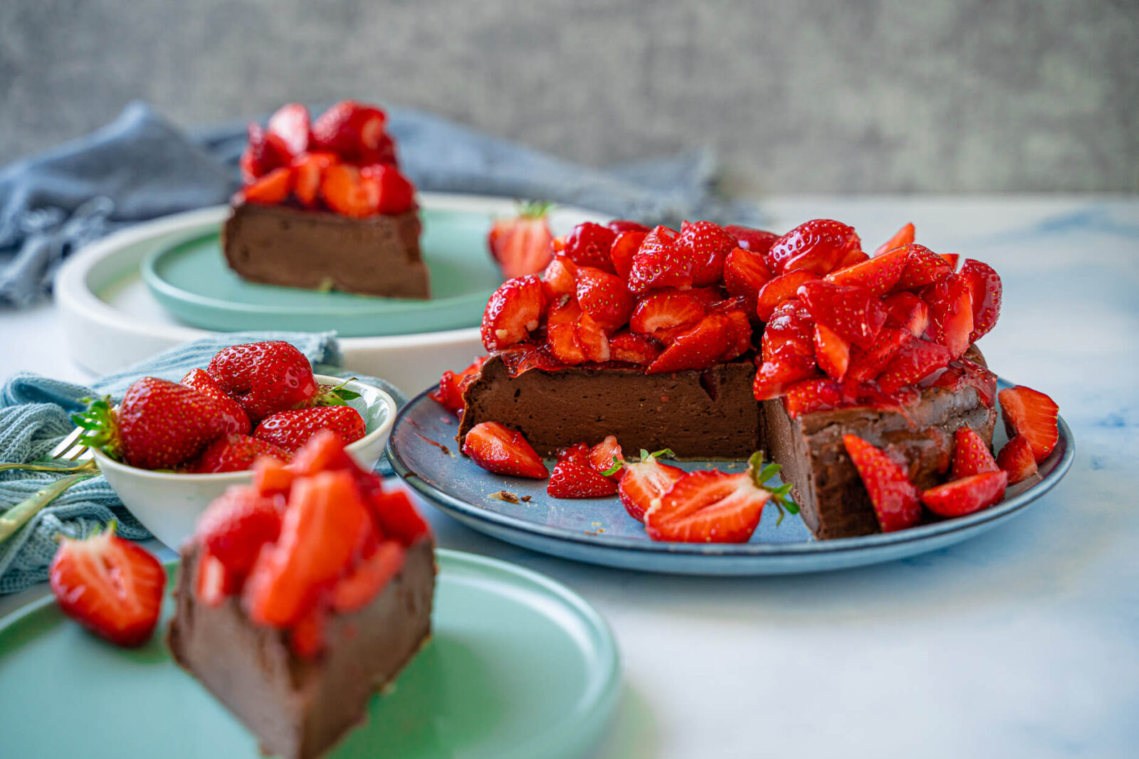 Cremiger Schoko-Käsekuchen mit Erdbeeren - Käsekuchen Rezept