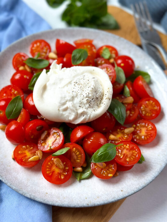 Rezept F R K Stlichen Tomatensalat Mit Burrata Und Pinienkernen