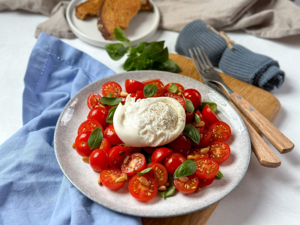 Rezept F R K Stlichen Tomatensalat Mit Burrata Und Pinienkernen