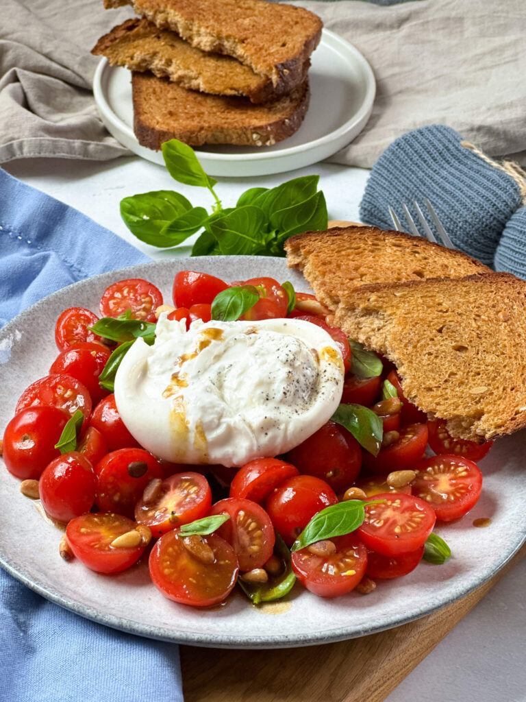 Burrata Salat mit geröstetem Brot