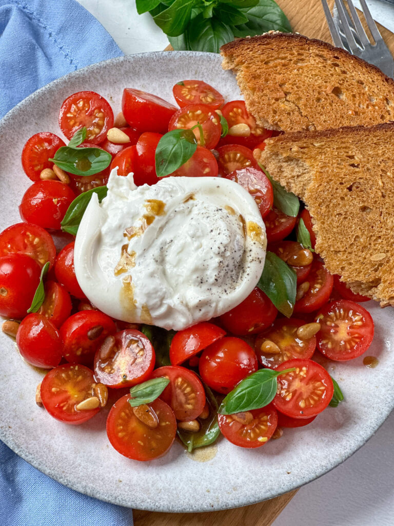 Leckerer Tomatensalat mit cremigem Burrata