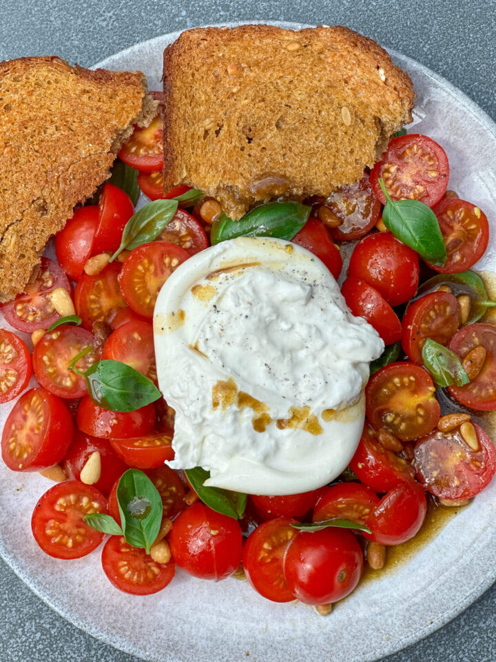 Rezept F R K Stlichen Tomatensalat Mit Burrata Und Pinienkernen