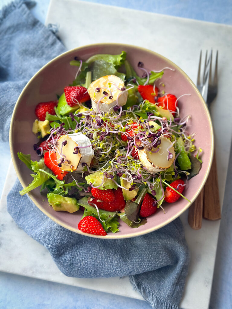 Salat mit gebackenem Ziegenkäse ist der absolute Knaller und schnell gemacht.