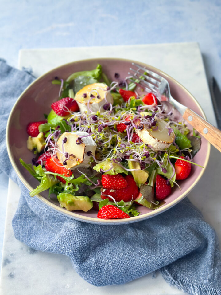 Schnelles Salat Rezept mit gebackenem Ziegenkäse &amp; Erdbeeren