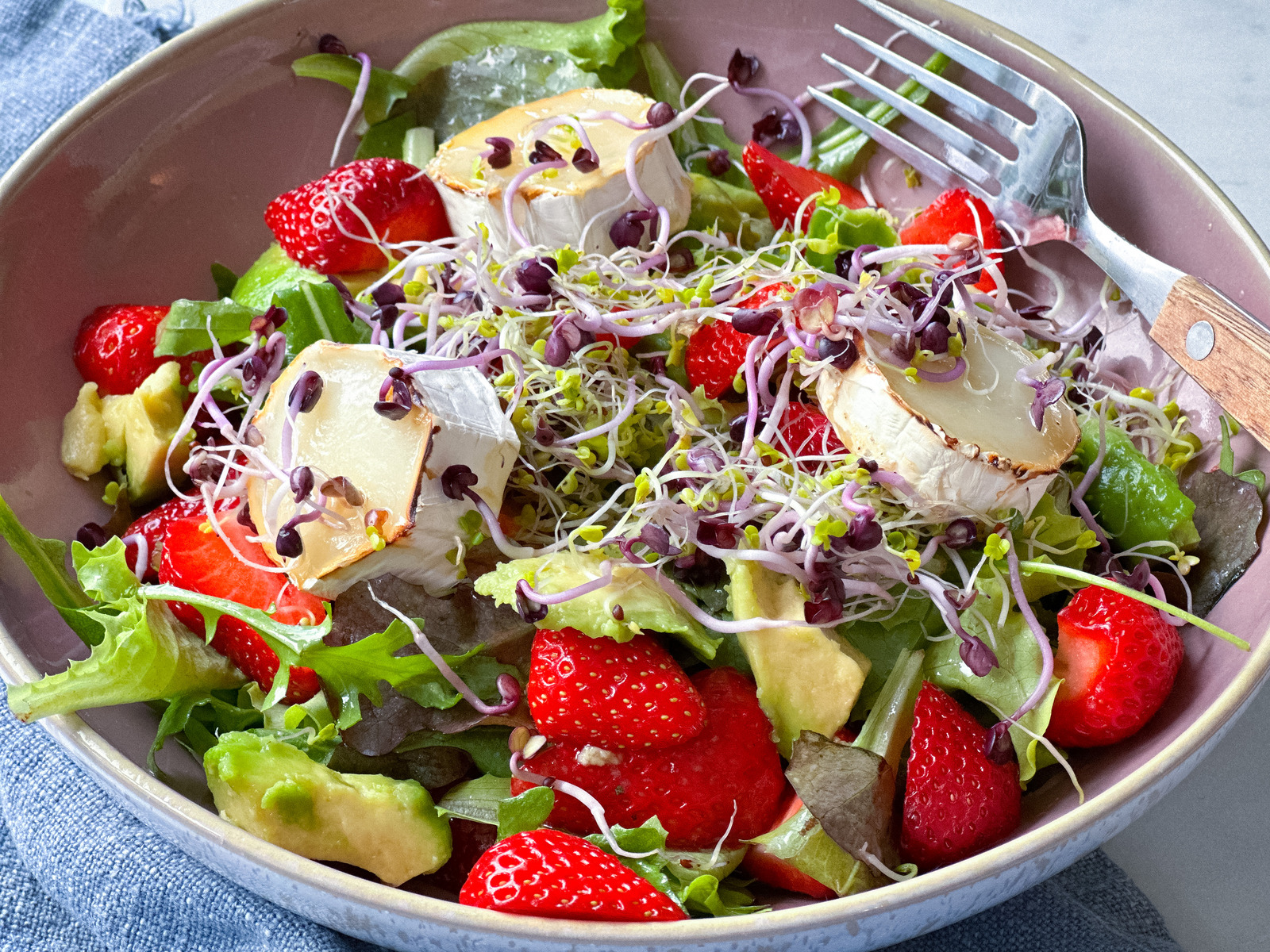 Salat mit kramellisiertem Ziegenkäse